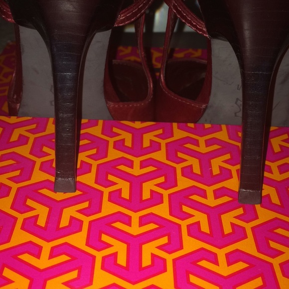 TORY BURCH BLACK/BURGUNDY PUMPS. Beautiful pair - Picture 3 of 7